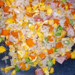 ข้าวผัดสามสี (ใส่เนื้อไก่)