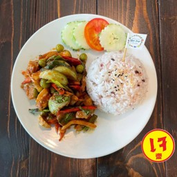 ผัดพริกแกงราดข้าว