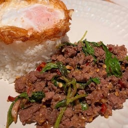 กะเพราพริกแห้งเนื้อ + ไข่ดาว