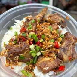 ซี่โครงหมูคั่วพริกเกลือ กับข้าว