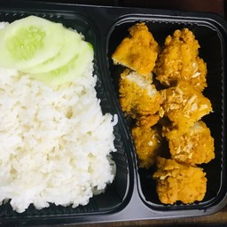 ข้าวไก่ทอดกรอบโรยกระเทียมเจียว