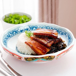 ข้าวหมูสามชั้นเคาหยก