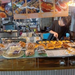 ยำแหนมข้าวทอดแซบแสบตูด ขนมเบื้องโบราณ คุณโฟ ตลาดนางเลิ้ง