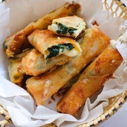 [อร่อยซ่ากับโค้ก] ปอเปี๊ยะผักโขมแฮมชีส +  โค้ก ออริจินัล (ขวด) 