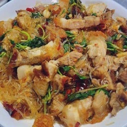 กระเพราวุ้นเส้น หมูกรอบ ราดข้าว