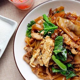 [เซตสุดฮิต] ผัดซีอิ๊วไก่ + โรตีเนยนม