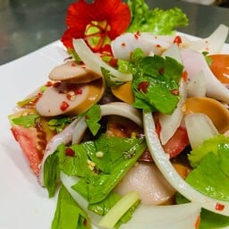 ยำไส้กรอก