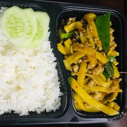 ข้าวกระเพราพริกแห้งหมูสับหน่อไม้ดอง