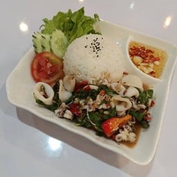 ข้าวกะเพราปลาหมึก