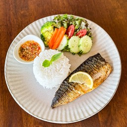 ข้าวปลาซาบะย่างเกลือกับน้ำจิ้มซีฟู้ด