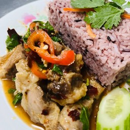 ข้าวกระเพราหมูอบพริกแห้ง