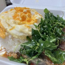 กระเพราหมูสับไข่เยี่ยวม้าราดข้าว