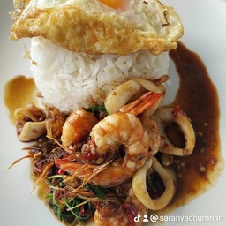 [อร่อยซ่ากับโค้ก] ข้าวกะเพราถาดทะเล สำหรับ 2 ท่าน+ไข่ 2 ฟอง +  โค้ก ออริจินัล (กระป๋อง) 