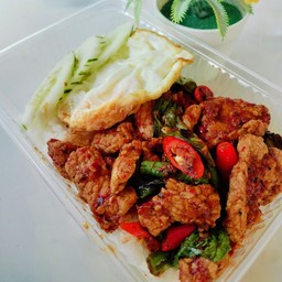 ผัดพริกแกงหมูชิ้น ราดข้าว