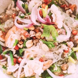 ยำวุ้นเส้นโบราณรวมมิตร(กุ้ง ปลาหมึก หมูสับ หมูยอ ไส้กรอกไก่)