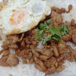 หมูชิ้นทอดกระเทียมราดข้าว