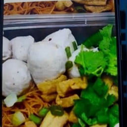 หมี่คลุกหมูเด้งกับลูกชิ้น