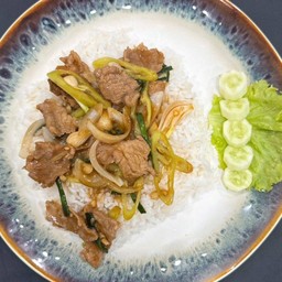 ข้าวหมูผัดพริกหยวก