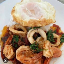 ข้าวกระเพรากุ้งหมึกพริกแห้ง