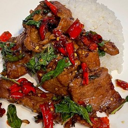 ข้าวกะเพรา เนื้อชิ้นสด