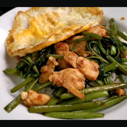 ข้าวผัดผักบุ้งไก่ทอด