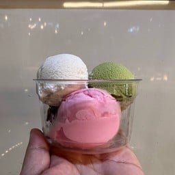 ไอศกรีมรวมรสถ้วยใหญ่