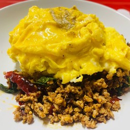 ผัดกะเพรา ไข่ข้น ราดข้าว