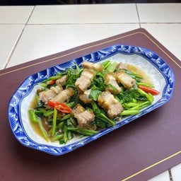 คะน้าหมูกรอบ (กับข้าว)