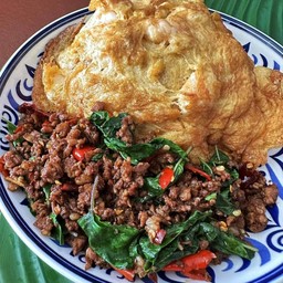 กระเพราหมูสับไข่เจียวราดข้าว