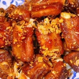 ซี่โครงหมู กระเทียมทอด