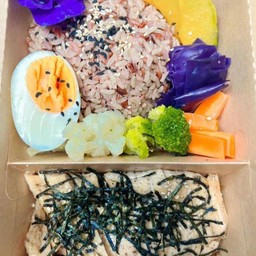 ข้าว3สี ไก่เทอริยากิ ผักต้ม5สี ไข่ต้ม