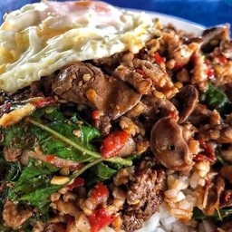 กระเพราเครื่องในไก่ พริกแห้ง