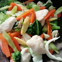 ผัดผักรวมอกไก่