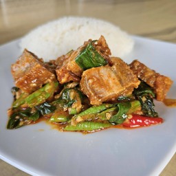 ข้าว หมูกรอบผัดพริกแกง