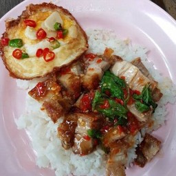 กระเพราหมูกรอบไข่ดาวราดข้าว