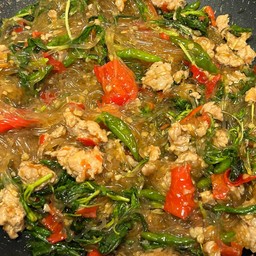 วุ้นเส้นผัดกะเพรา ราดข้าว