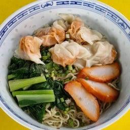 ชายสี่บะหมี่เกี๊ยว ปั๊ม ปตท. ถ.กัลปพฤกษ์
