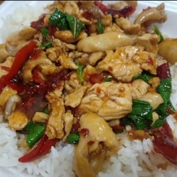 กระเพราไก่ราดข้าว