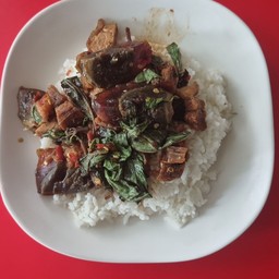 ผัดกระเพราหมูกรอบไข่เยี่ยวม้าราดข้าว