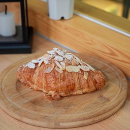 ALMOND CROISSANT