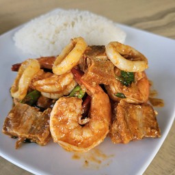 ข้าว กุ้ง หมึก หมูกรอบ ผัดพริกแกง