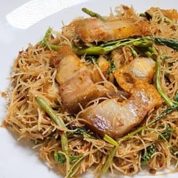 ผัดหมี่กระเฉดหมูกรอบ.