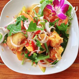 ยำ ไข่ดาว ทอดกรอบ