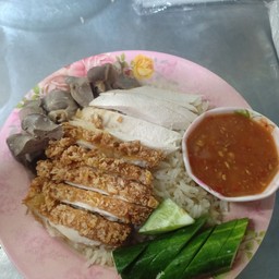ข้าวมันไก่ต้ม+ ไก่ทอด+ เครื่องใน