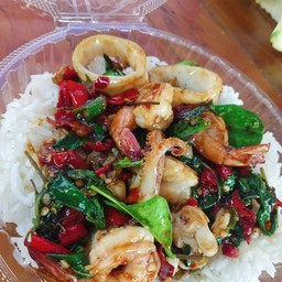 กระเพราทะเลราดข้าว