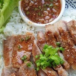 คอหมูย่างราดข้าว