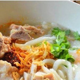 ก๋วยจั๊บกระดูกหมูใส่ไข่