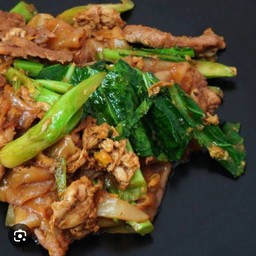 เส้นใหญ่ผัดซีอิ้วหมูหมัก