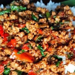กระเพราเนื้อราดข้าว