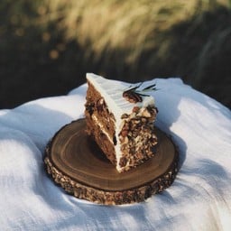 Carrot cake w/cream cheese frosting